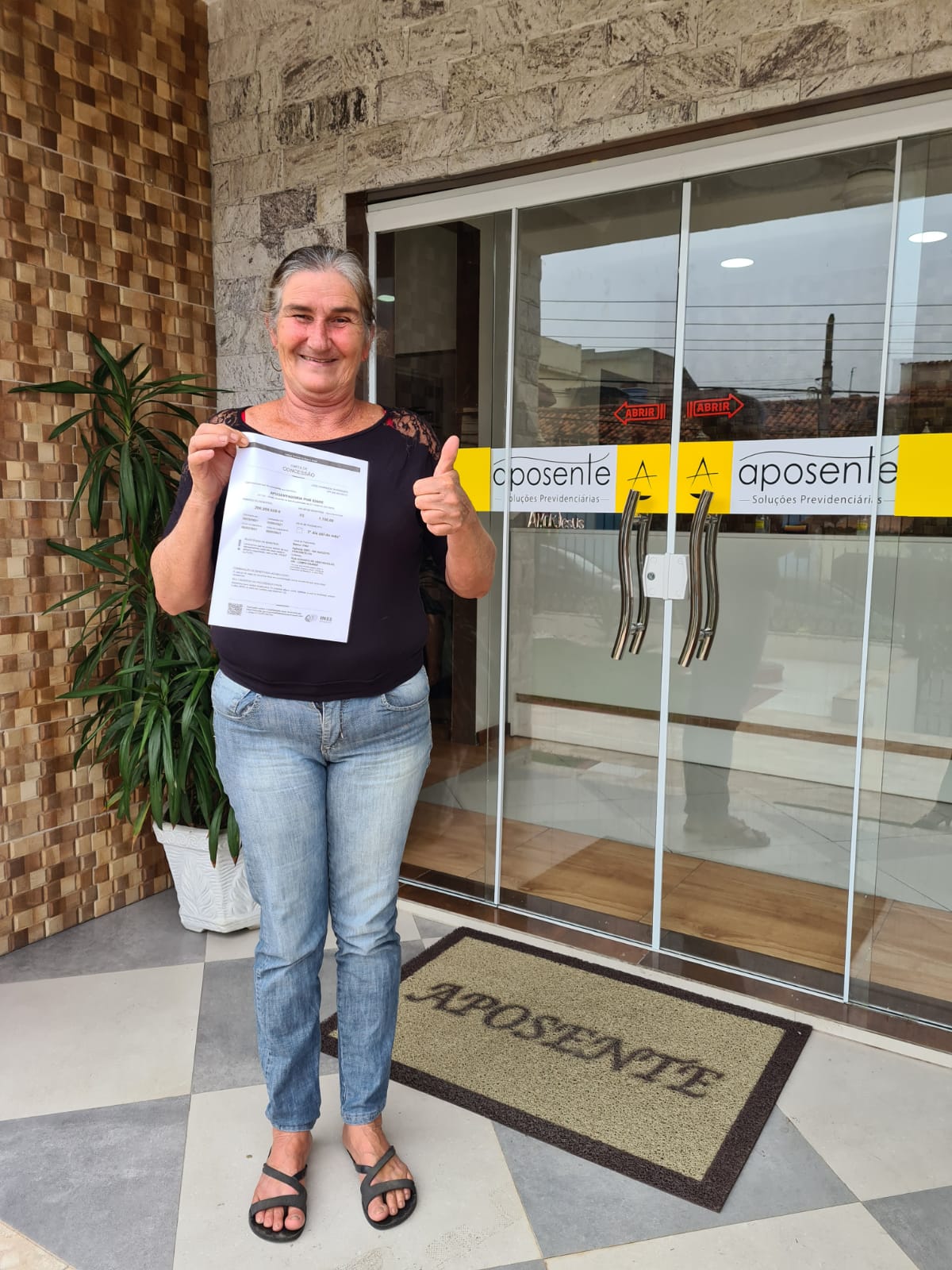 Cliente satisfeito após atendimento no escritório