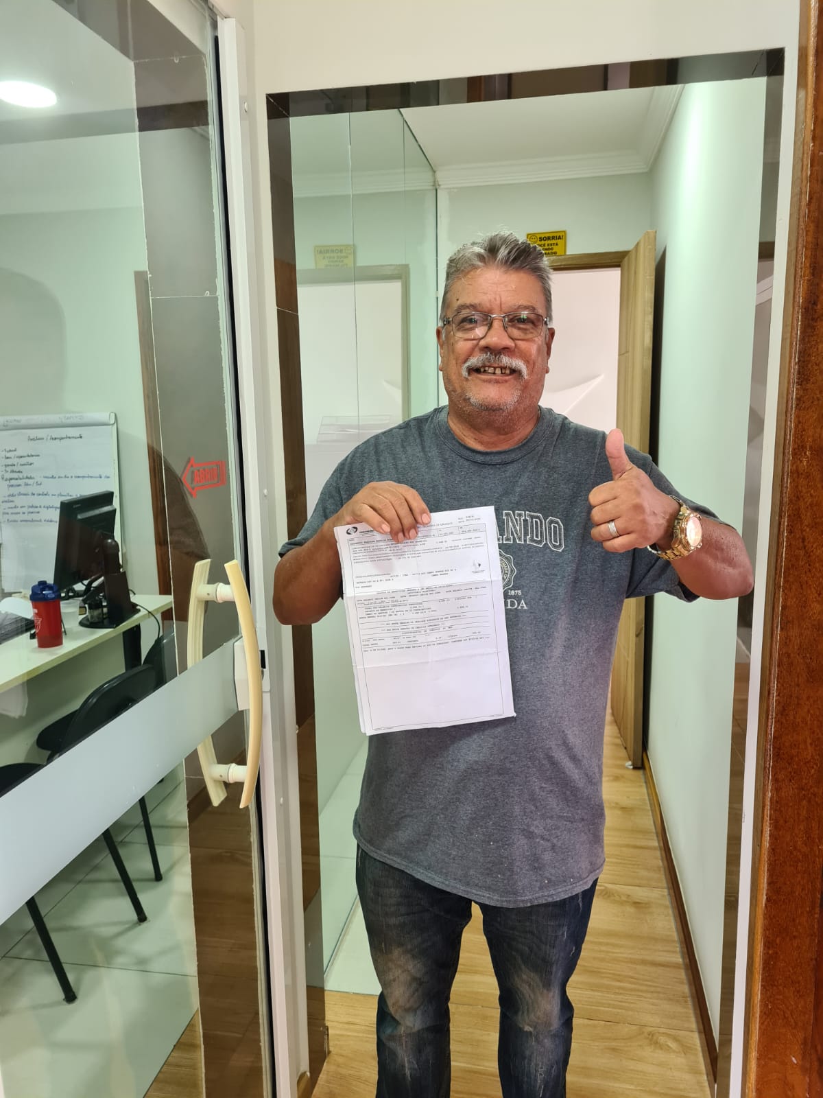 Cliente satisfeito após atendimento no escritório