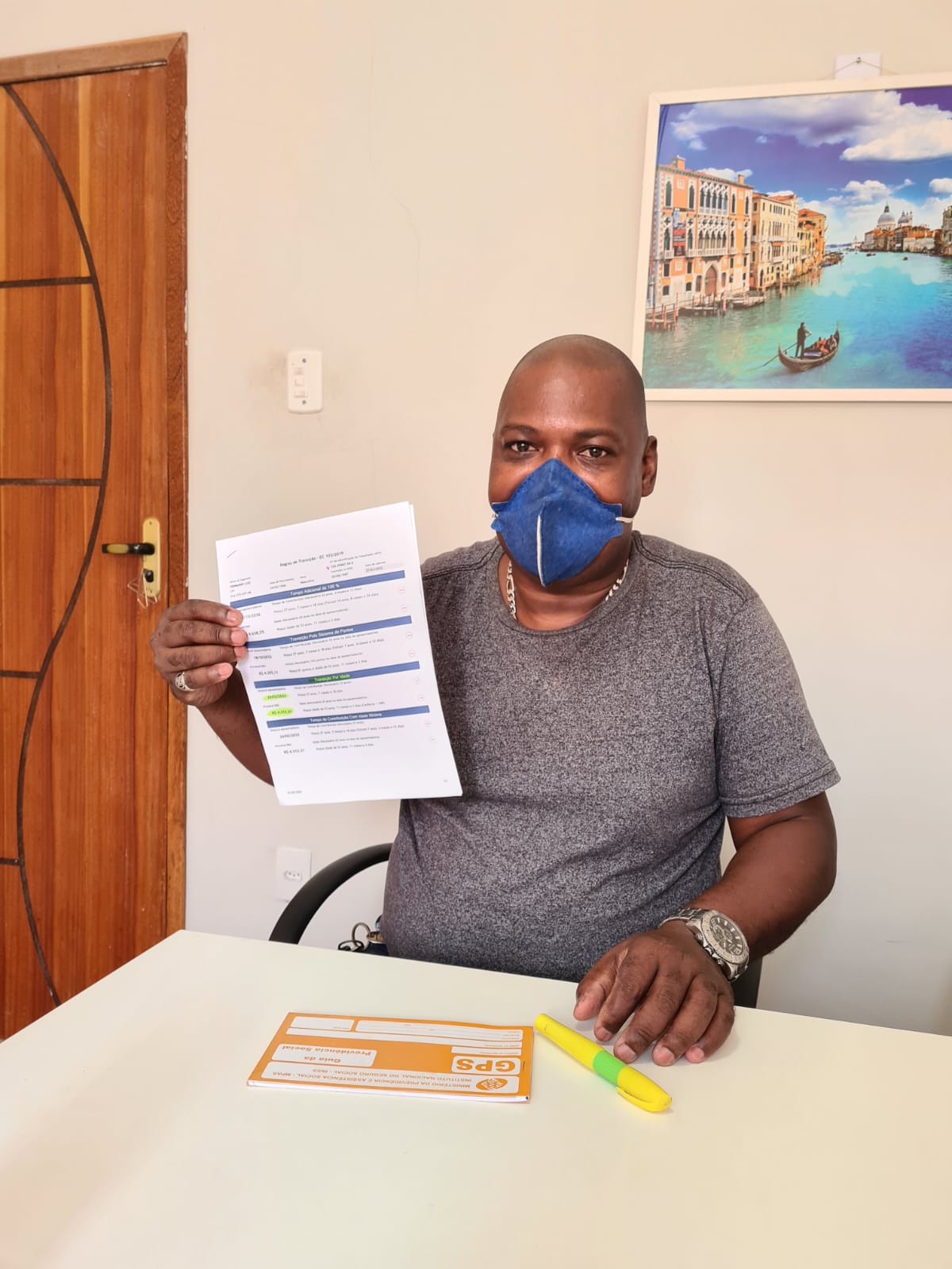 Cliente satisfeito após atendimento no escritório